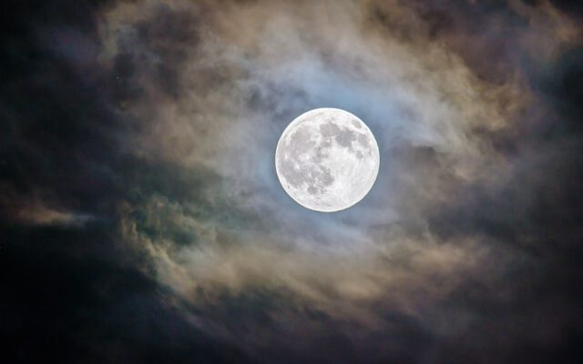 Woran liegt es, dass uns der Vollmond manchmal emotional aufwühlt?